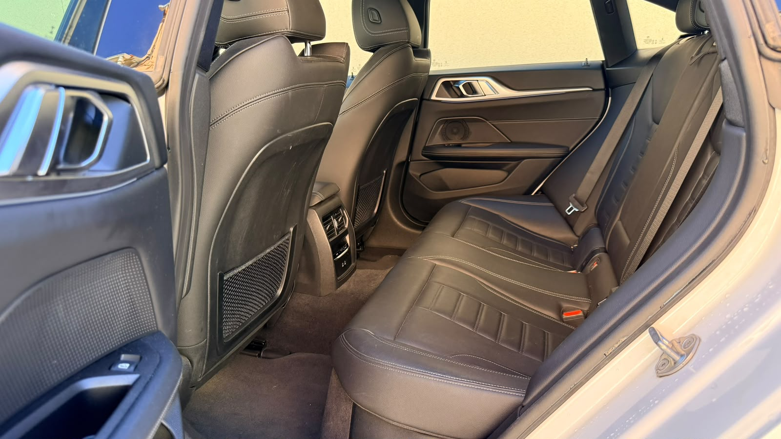 Places arrière spacieuses avec sellerie cuir dans la BMW DP VTC